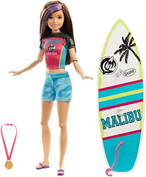 Barbie Dreamhouse Adventures Skipper Surf Doll, Approx. 11-Inch in Surfing Fashion, with Surfboard and Accessories, Gift for 3 to 7 Year Olds