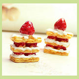 SaiDian 5 Pcs Miniature Simulation Resin Strawberry Cream Cake Mini Food for Dollhouse Kitchen Accessory DIY